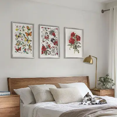 Gerahmtes Bilderset Schmetterlinge mit Blumen und roten Rosen