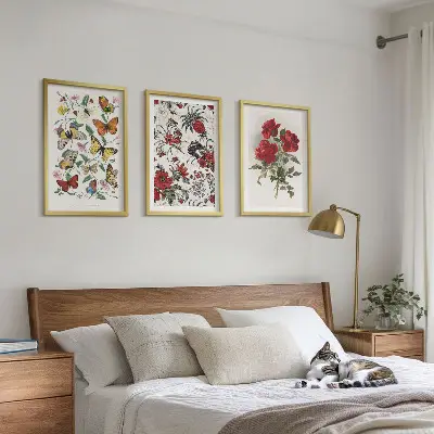 Gerahmtes Bilderset Schmetterlinge mit Blumen und roten Rosen