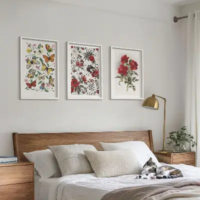 Gerahmtes Bilderset Schmetterlinge mit Blumen und roten Rosen