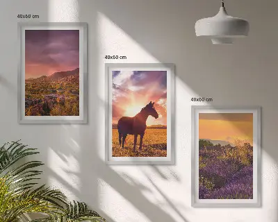 Berglandschaft mit einem Pferd gerahmtes Bilderset