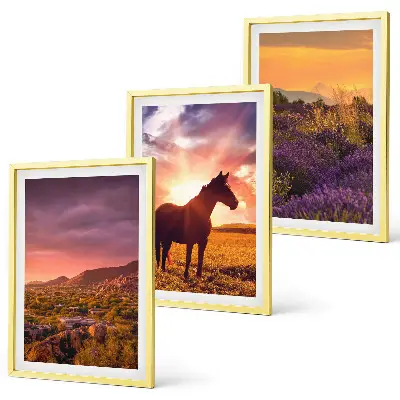Berglandschaft mit einem Pferd gerahmtes Bilderset