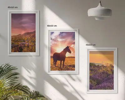 Berglandschaft mit einem Pferd gerahmtes Bilderset