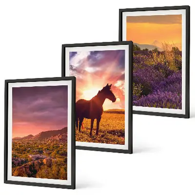 Berglandschaft mit einem Pferd gerahmtes Bilderset