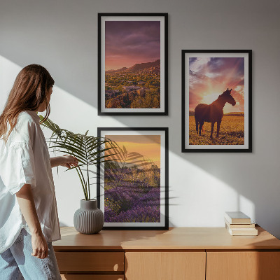 Gerahmtes bilderset Berglandschaft mit einem Pferd