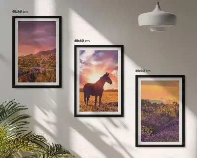 Berglandschaft mit einem Pferd gerahmtes Bilderset