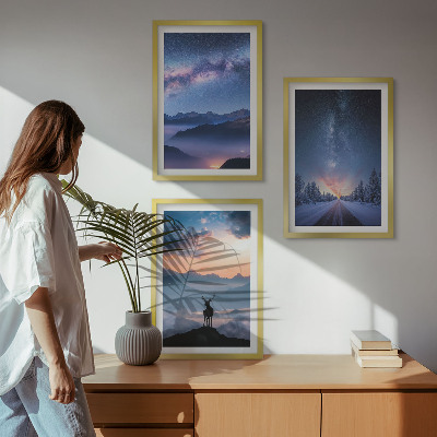 Gerahmtes bilderset Nachthimmel Berge Nebel Hirsch