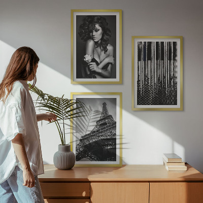 Bilder-3er-set mit rahmen Porträt einer Frau mit einer Eiffel-Rose