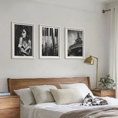 Porträt einer Frau mit einer Eiffel-Rose Bilder-3er-Set mit Rahmen