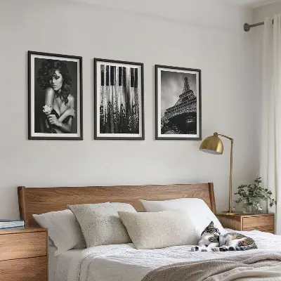 Porträt einer Frau mit einer Eiffel-Rose Bilder-3er-Set mit Rahmen