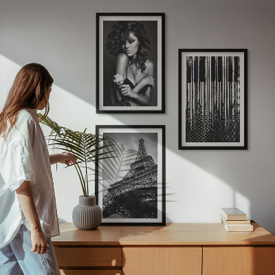 Bilder-3er-set mit rahmen Porträt einer Frau mit einer Eiffel-Rose