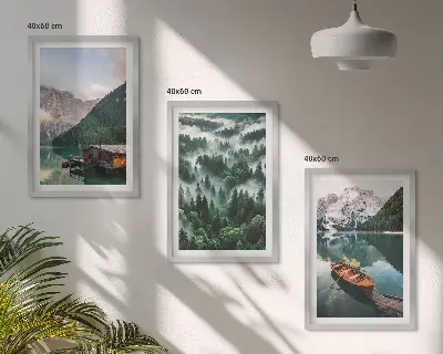 Gerahmtes Bilderset mit Bergsee, Boot und Waldnebel