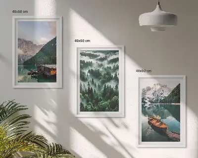Gerahmtes Bilderset mit Bergsee, Boot und Waldnebel