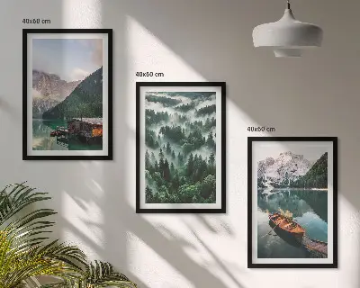 Gerahmtes Bilderset mit Bergsee, Boot und Waldnebel