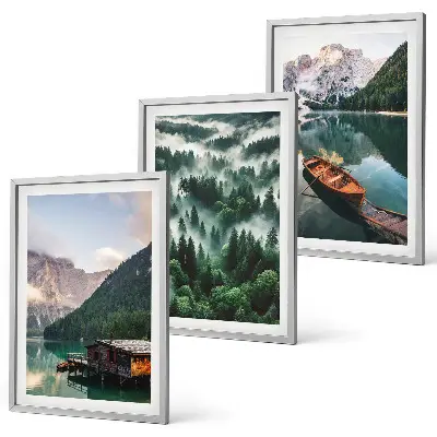 Gerahmtes Bilderset mit Bergsee, Boot und Waldnebel