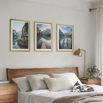 Bilder-3er-Set mit Rahmen Motiv See, Berge und Holzboote