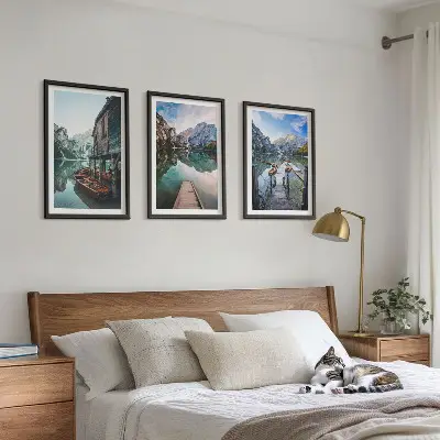 Bilder-3er-Set mit Rahmen Motiv See, Berge und Holzboote