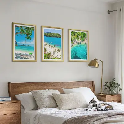 Gerahmtes Bilderset mit Motiven von Stränden, Palmen und klarem Wasser