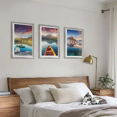Gerahmtes Bilderset mit Motiven von Seen, Bergen und Booten für eine friedliche Atmosphäre