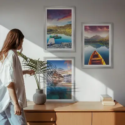 Gerahmtes Bilderset mit Motiven von Seen, Bergen und Booten für eine friedliche Atmosphäre