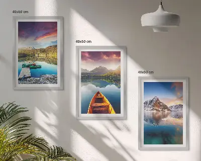 Gerahmtes Bilderset mit Motiven von Seen, Bergen und Booten für eine friedliche Atmosphäre