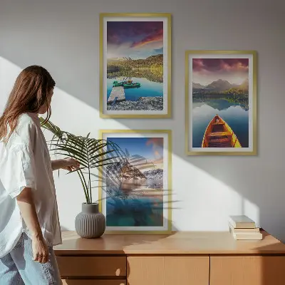Gerahmtes Bilderset mit Motiven von Seen, Bergen und Booten für eine friedliche Atmosphäre