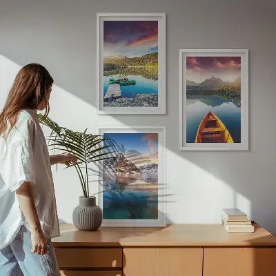 Gerahmtes Bilderset mit Motiven von Seen, Bergen und Booten für eine friedliche Atmosphäre