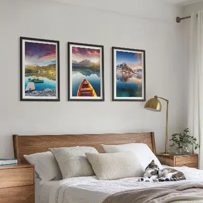 Gerahmtes Bilderset mit Motiven von Seen, Bergen und Booten für eine friedliche Atmosphäre