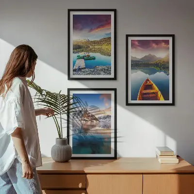 Gerahmtes Bilderset mit Motiven von Seen, Bergen und Booten für eine friedliche Atmosphäre