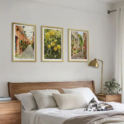 Gerahmtes Bilderset mit Straßen und Zitronenblüten im Hintergrund