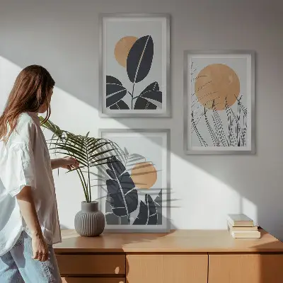 Gerahmtes Bilderset mit minimalistischem Sonnen und Pflanzenmuster