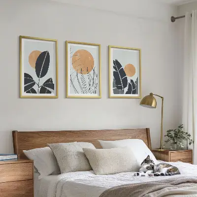 Gerahmtes Bilderset mit minimalistischem Sonnen und Pflanzenmuster