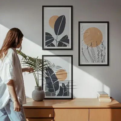 Gerahmtes Bilderset mit minimalistischem Sonnen und Pflanzenmuster