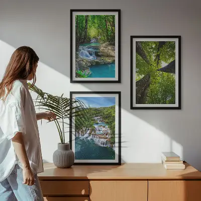 Gerahmtes Bilderset mit Wasserfall und grünem Wald