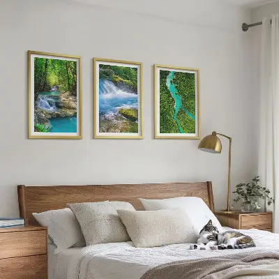 Gerahmtes Bilderset mit Motiv grüne Wälder und kristallklares Wasser