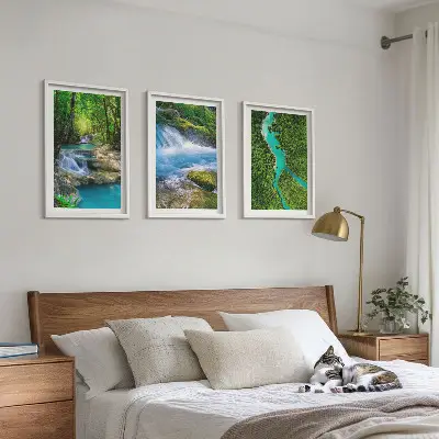 Gerahmtes Bilderset mit Motiv grüne Wälder und kristallklares Wasser
