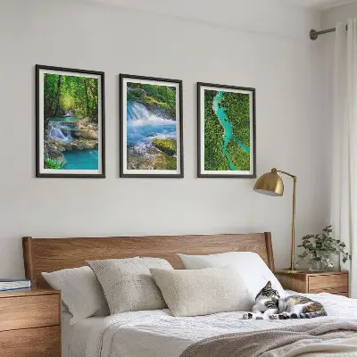 Gerahmtes Bilderset mit Motiv grüne Wälder und kristallklares Wasser