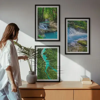 Gerahmtes Bilderset mit Motiv grüne Wälder und kristallklares Wasser