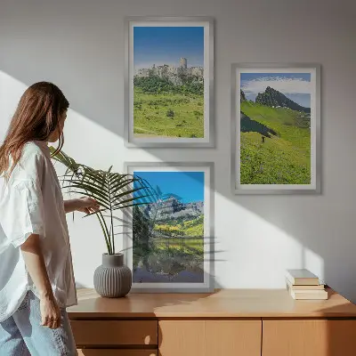 Grüne Hügel mit einer Burg Bilder-3er-Set mit Rahmen