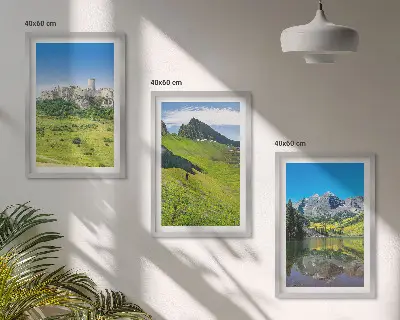 Grüne Hügel mit einer Burg Bilder-3er-Set mit Rahmen