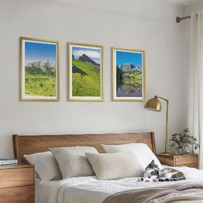 Grüne Hügel mit einer Burg Bilder-3er-Set mit Rahmen