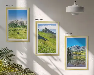 Grüne Hügel mit einer Burg Bilder-3er-Set mit Rahmen