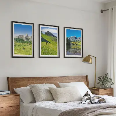 Grüne Hügel mit einer Burg Bilder-3er-Set mit Rahmen