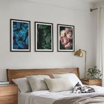 Gerahmtes Bilderset mit Blättern und Blüten in verschiedenen Farben