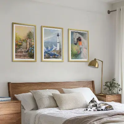 Gerahmtes Bilderset mit Motiven von Landschaft, Leuchtturm, Pferd und Mädchen