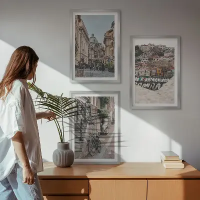 Gerahmtes Bilderset mit dem Motiv Die charmanten Straßen des Hafens der Stadt