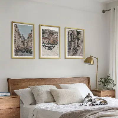 Gerahmtes Bilderset mit dem Motiv Die charmanten Straßen des Hafens der Stadt