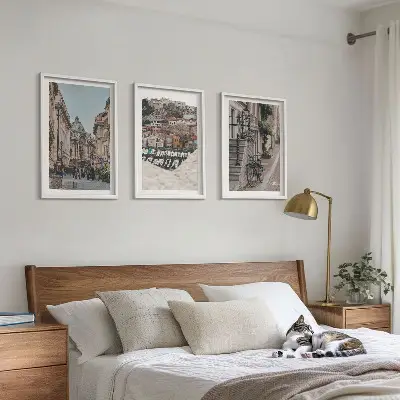 Gerahmtes Bilderset mit dem Motiv Die charmanten Straßen des Hafens der Stadt