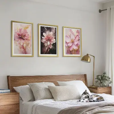 Gerahmtes Bilderset mit Blumenkompositionen aus Rosen und Weiß