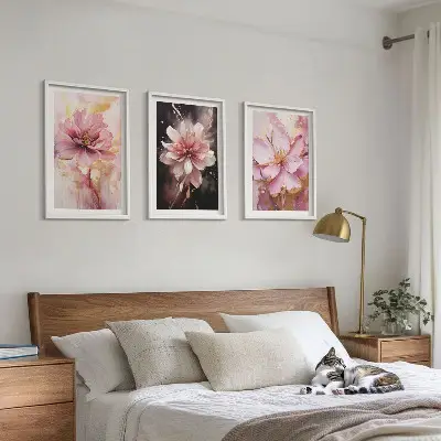 Gerahmtes Bilderset mit Blumenkompositionen aus Rosen und Weiß