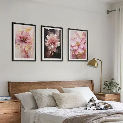 Gerahmtes Bilderset mit Blumenkompositionen aus Rosen und Weiß